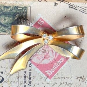 VINTAGE Brooch Bow Rhinestone Gold